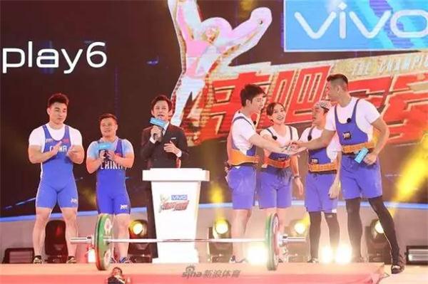 NYC早教代言人龍清泉挑戰90°高空支撐，何炅看呆！
