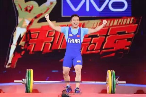 NYC早教代言人龍清泉挑戰90°高空支撐，何炅看呆！