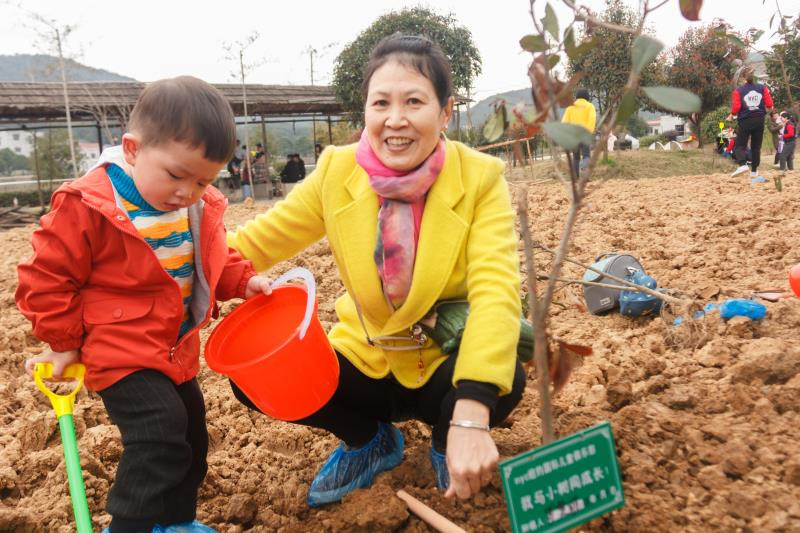NYC紐約國際長沙陽光錦城早教中心：植樹節—我和小樹同成長
